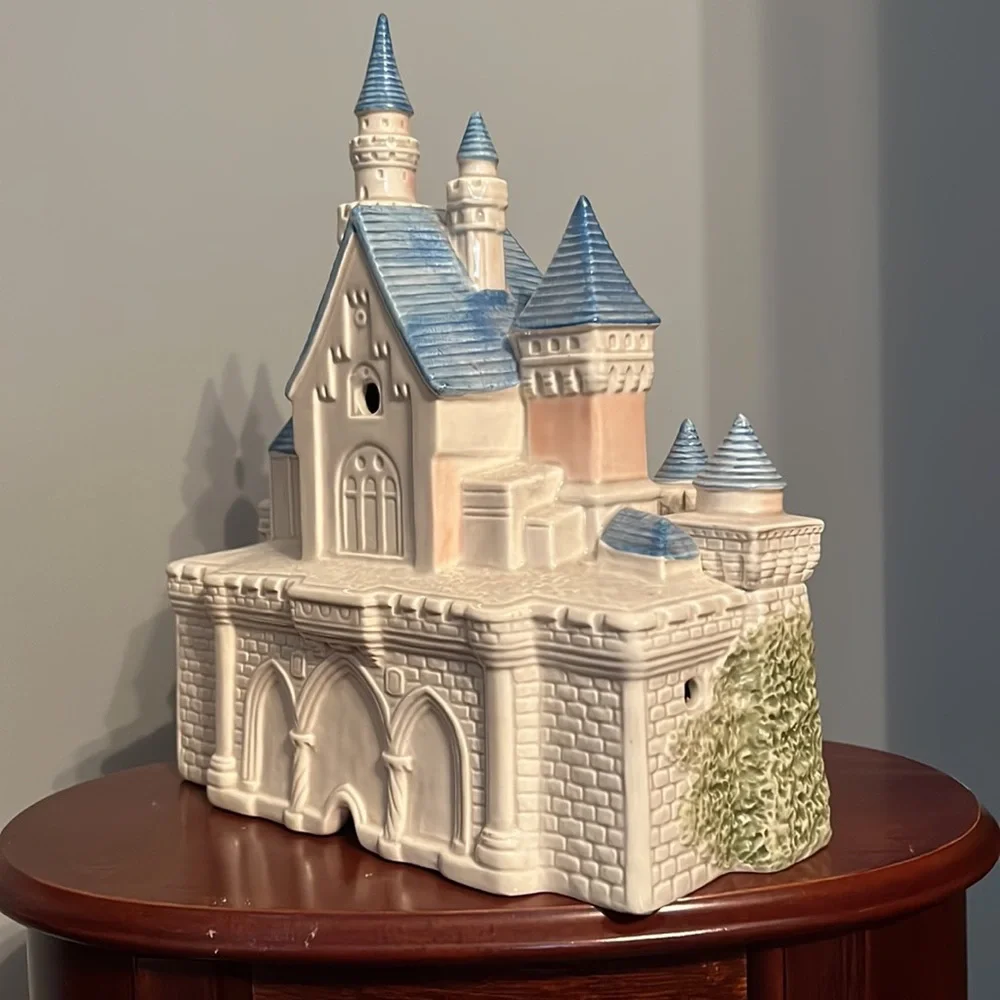 Vintage Disney Castle Lamp 1988 ed.- Excellent Condition, no chips or cracks - Picture 5 of 7